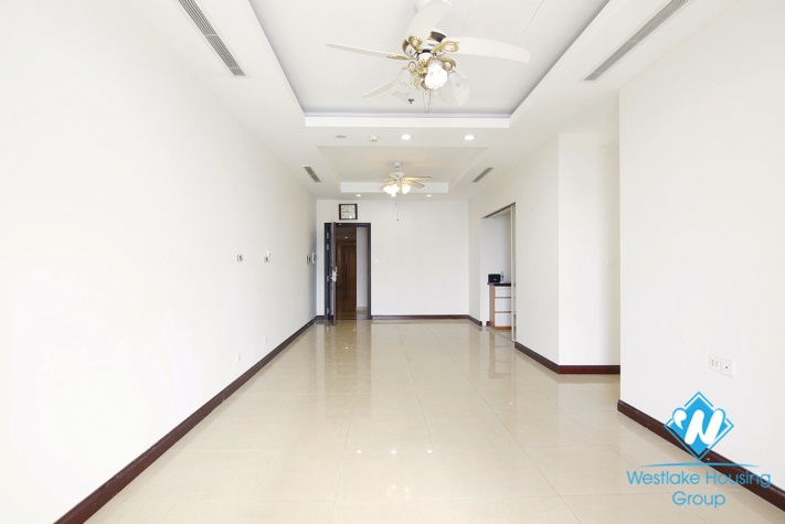 A nice unfurnitured apartment with big balcony for rent on Royal City